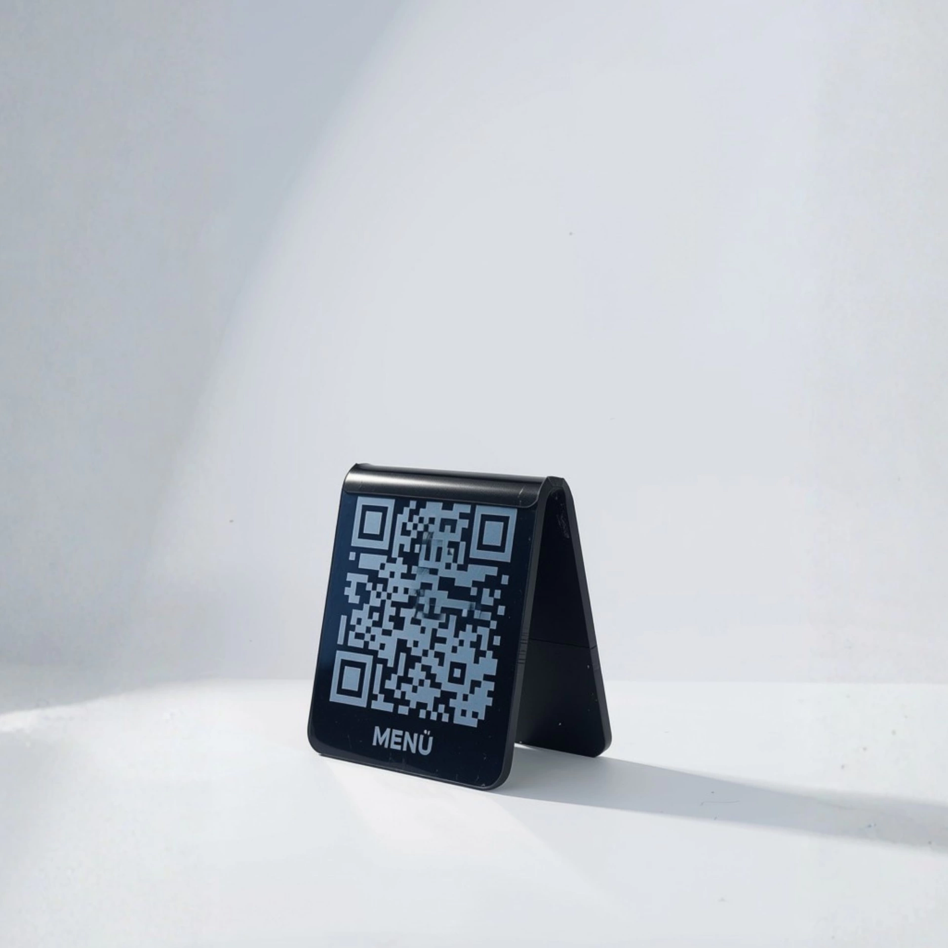 QR Kod Menü ve Lazer İşlemeli Masa Kartı
