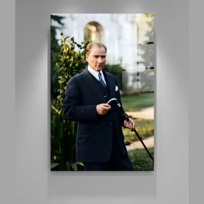 Atatürk Şık Takım Elbiseli Cam Tablo
